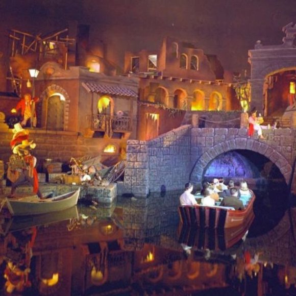 Disneyland Pirates of the Caribbean Skull Medallion Coin Pin (2011) - Picture 4 of 5